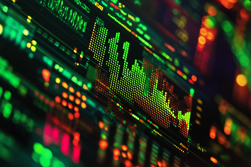 Conseiller financier professionnel analysant des graphiques et données financières